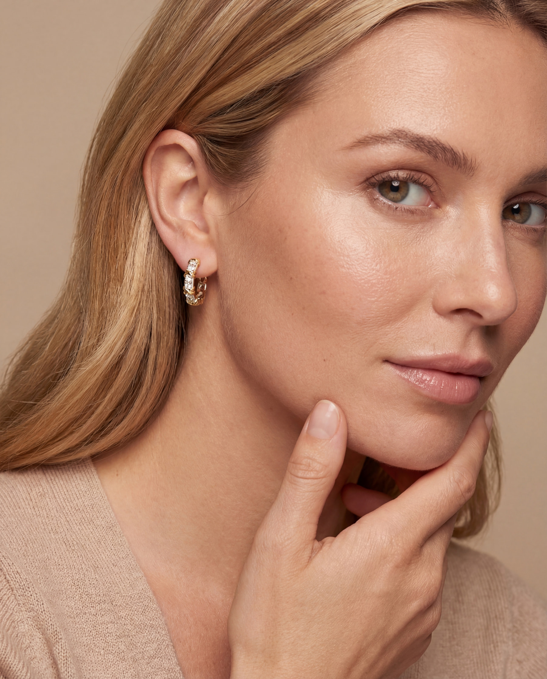 Modelo com anel de pedra azul