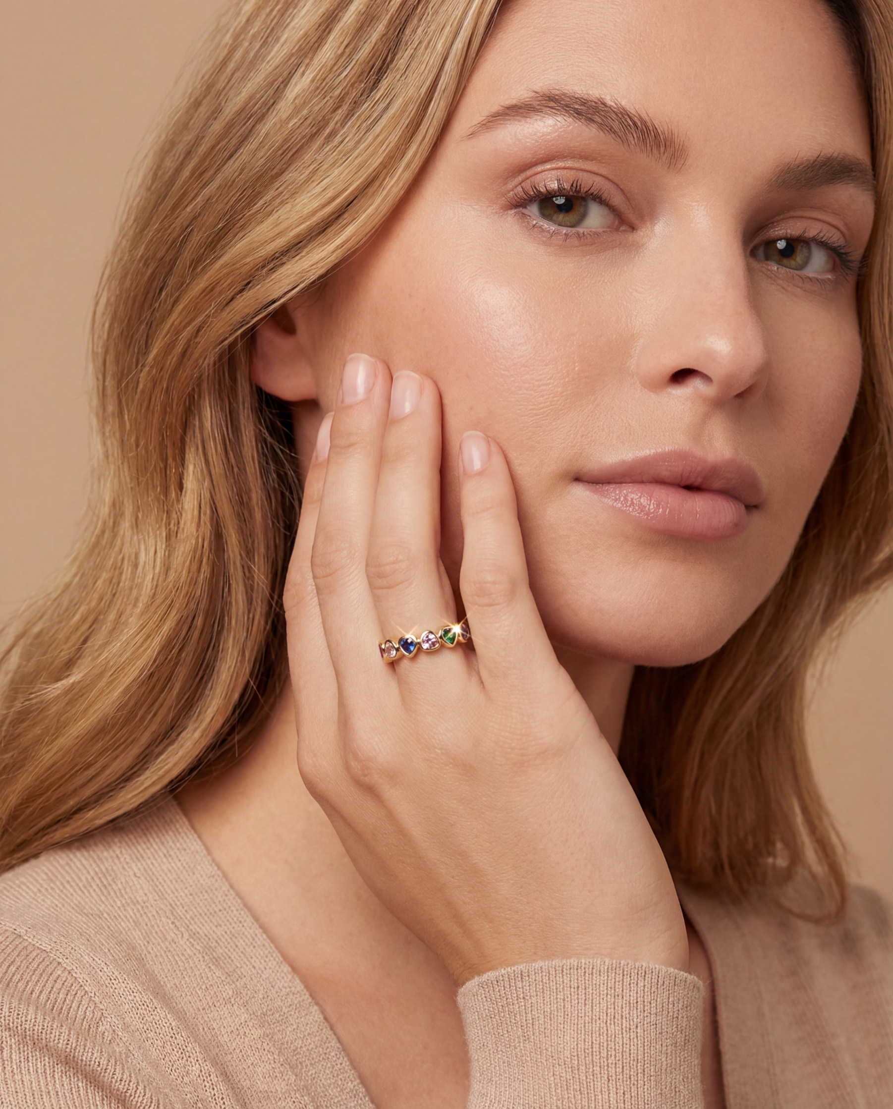 Modelo com brinco argola dourado