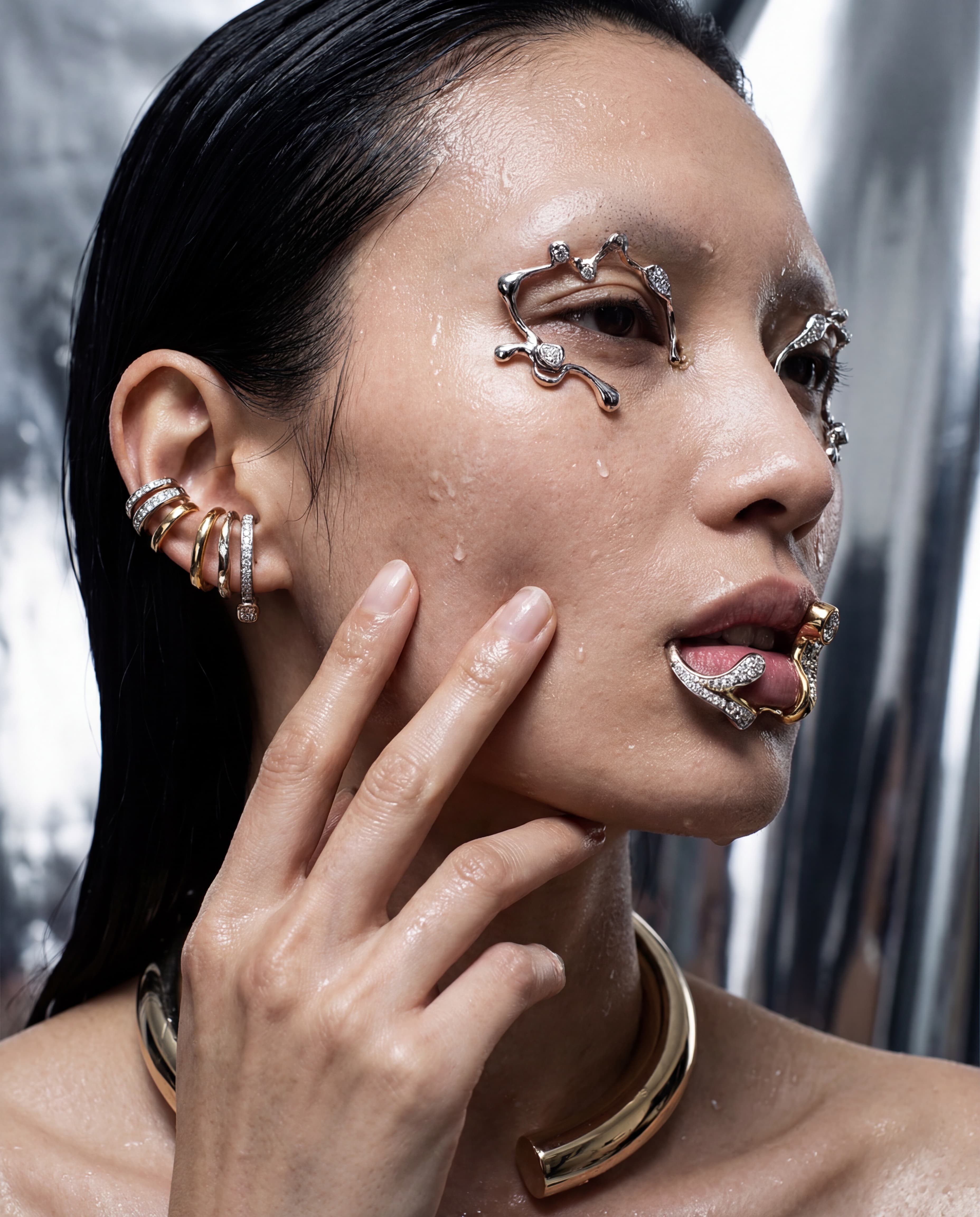 Modelo com anel colorido