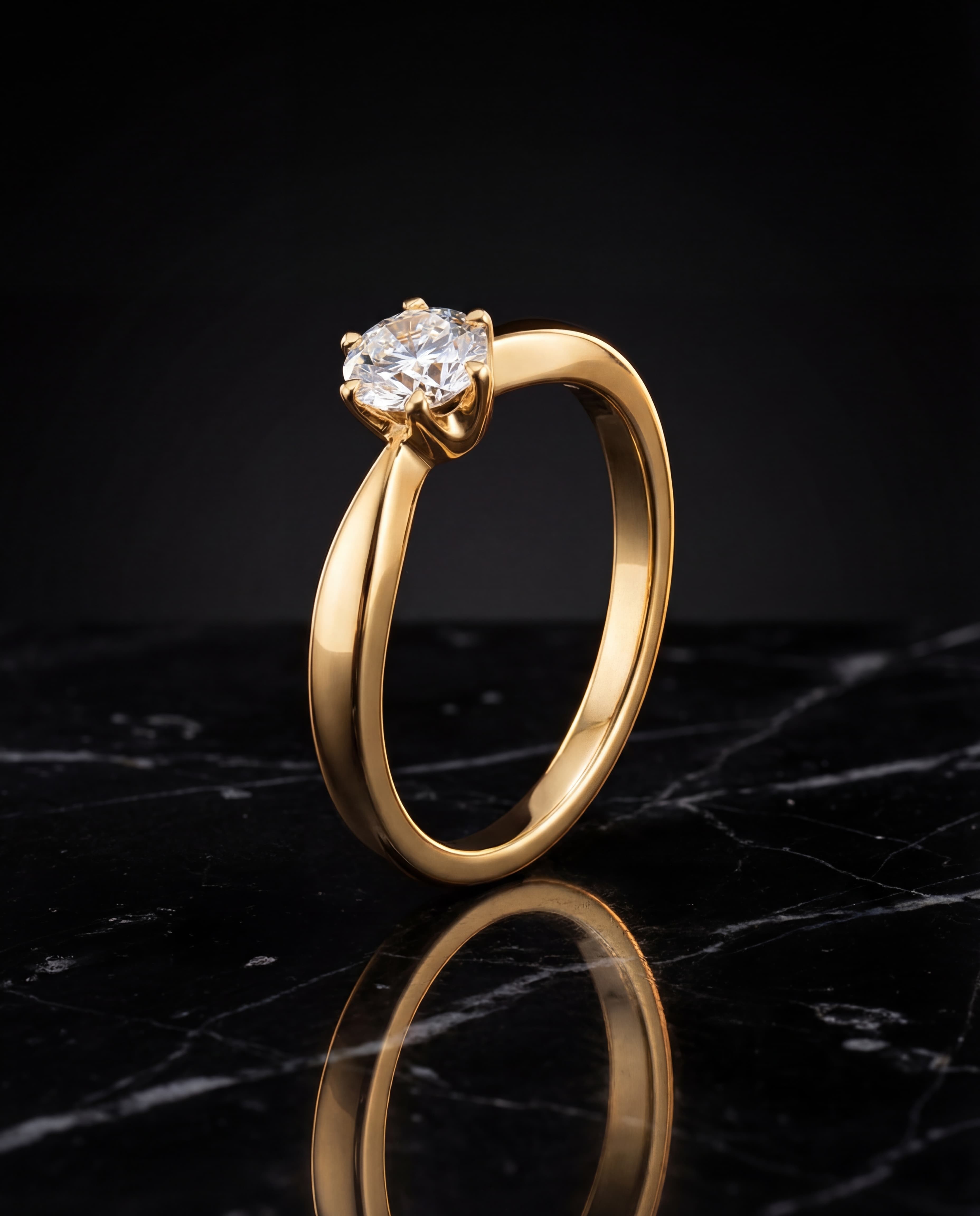 Anel solitário dourado no mármore