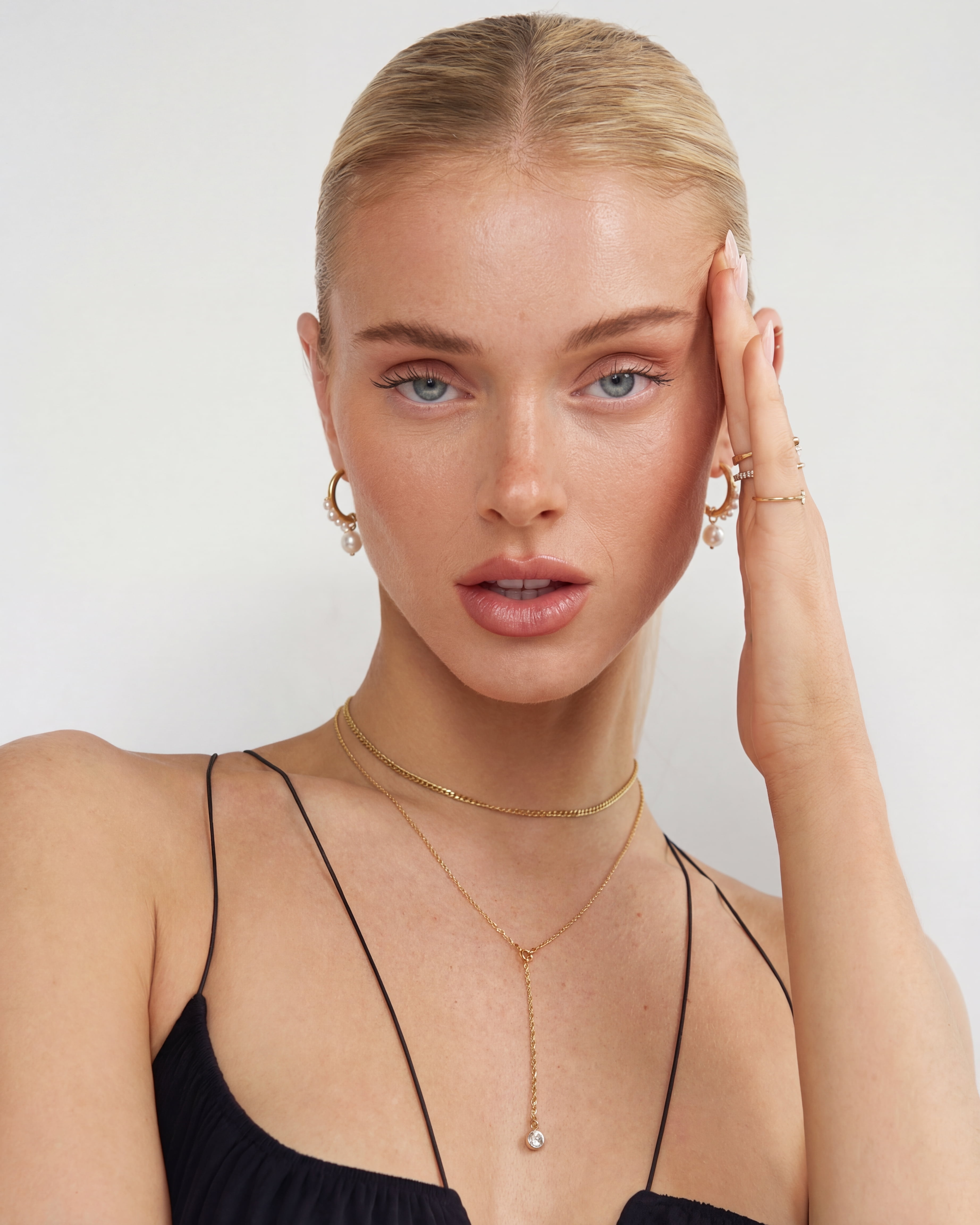 Modelo usando joias fotografadas com IA